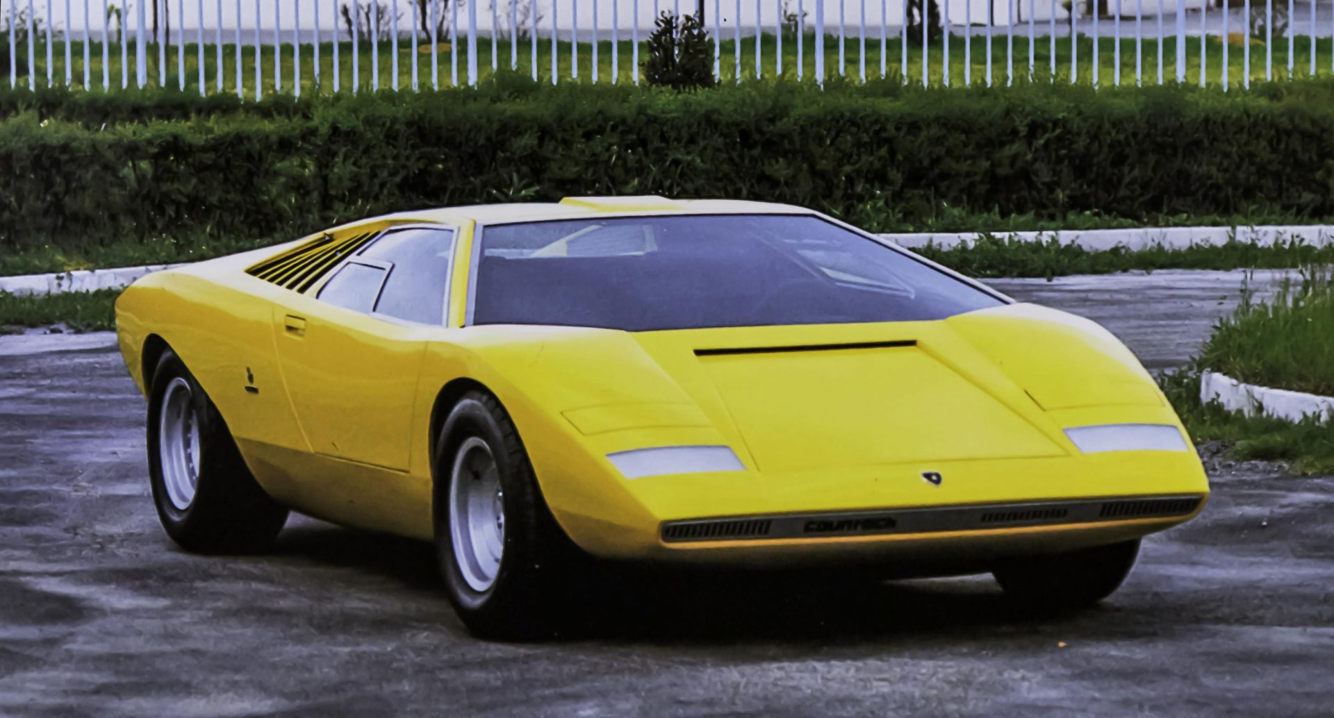 Yellow 1971 Lamborghini Countach LP500 right front view, Lamborghini Loan