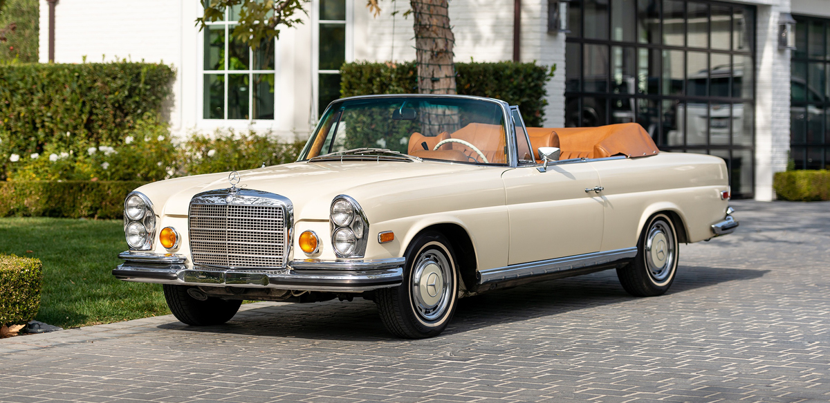 Light Ivory 1971 Mercedes-Benz 280 SE 3.5 Cabriolet front three-quarter view 