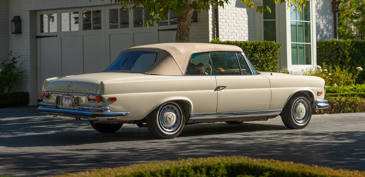 Light Ivory 1971 Mercedes-Benz 280 SE 3.5 Cabriolet top-up view