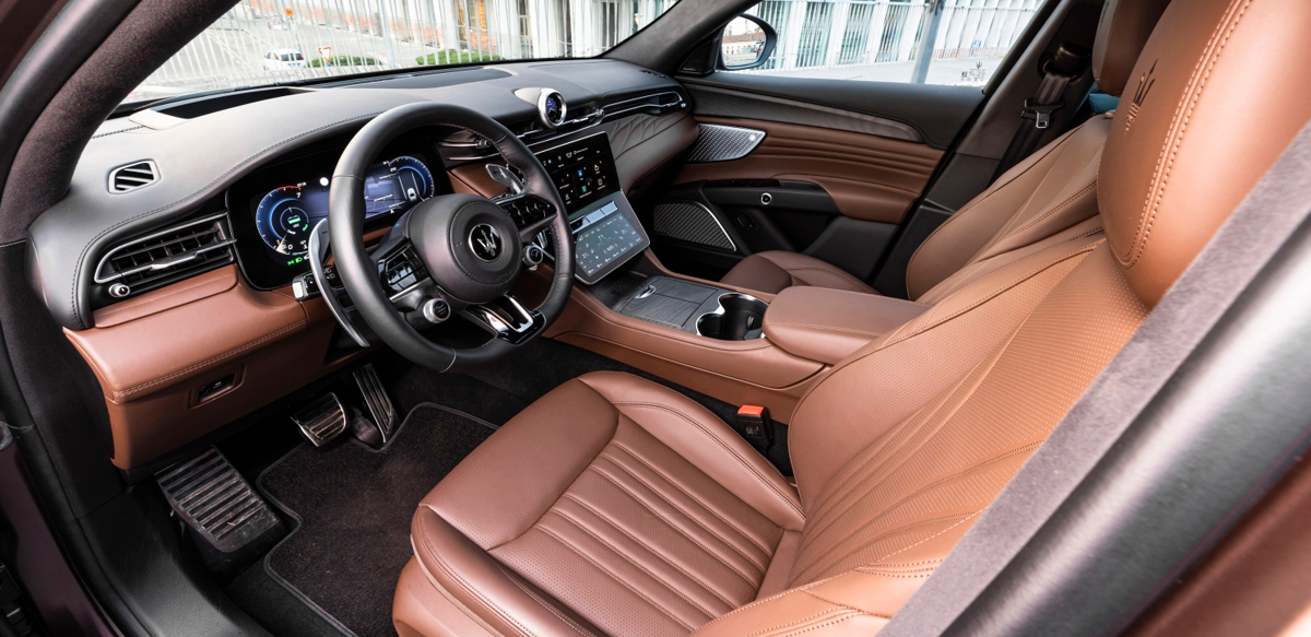 Bronzo Opaco color Maserati Grecale interior