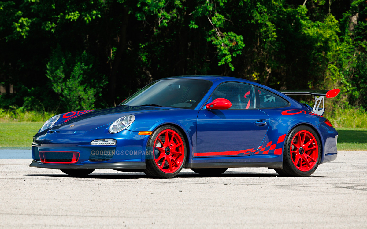 Blue Porsche 911 GT3 RS left front view.