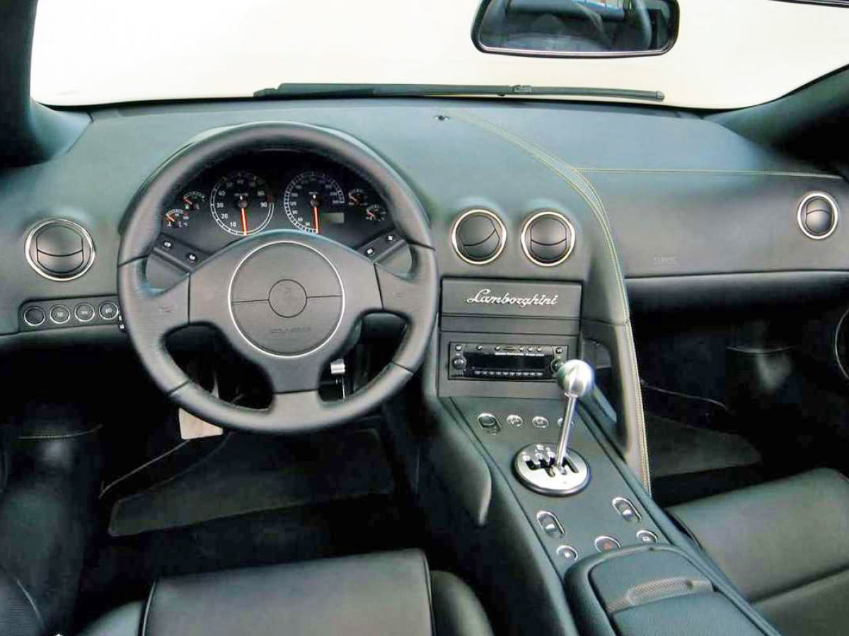 Lamborghini Murciélago interior with manual transmission