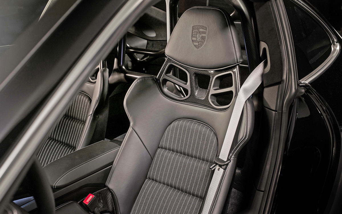 911 S/T carbon-fiber full bucket seats