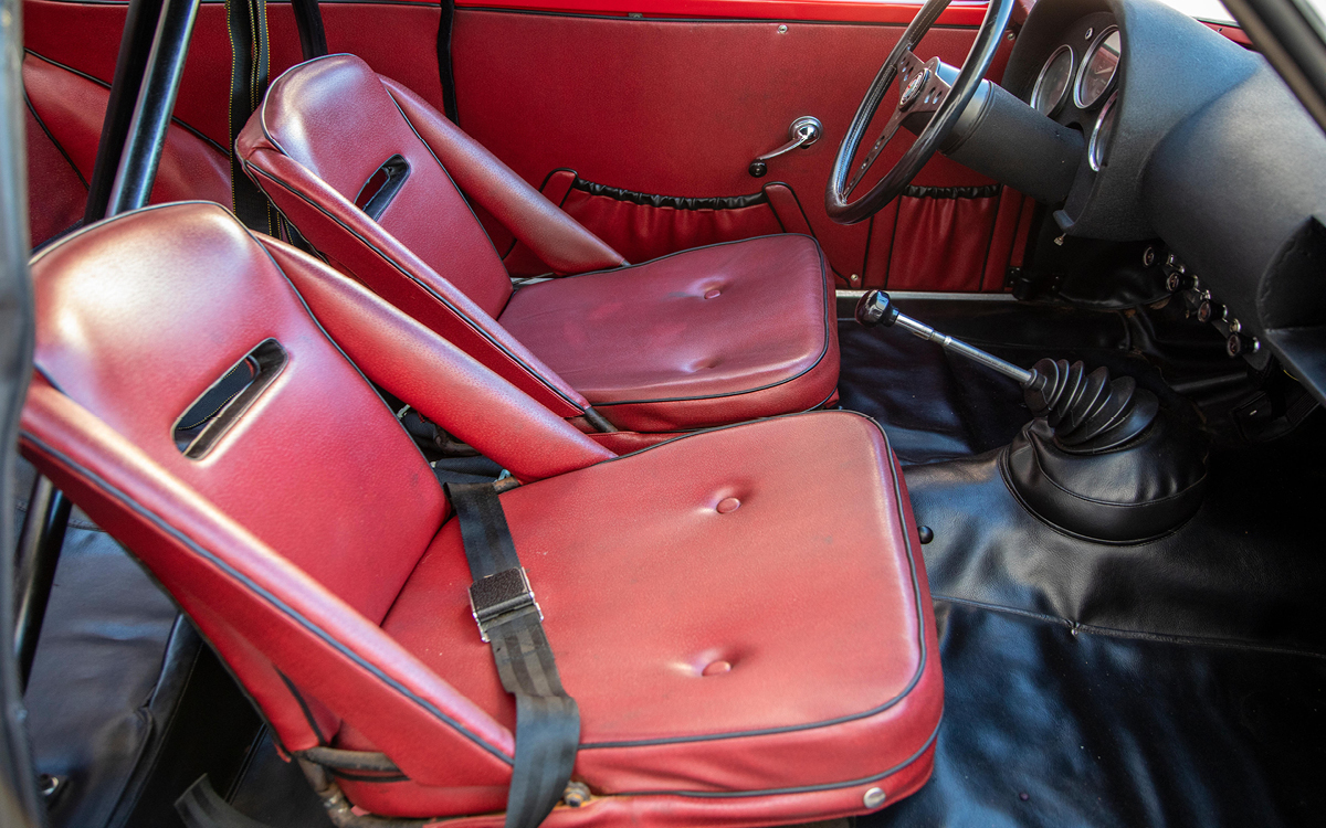 Red Alfa Romeo Giulietta SZ interior