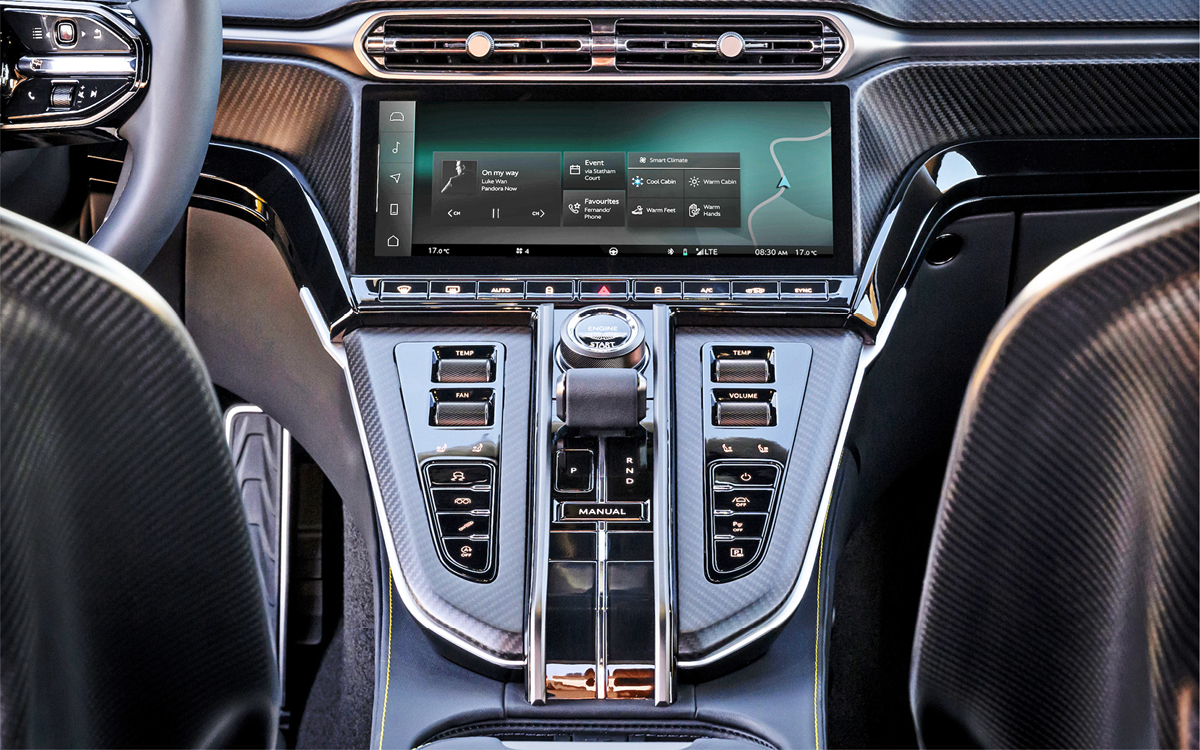2025 Aston Martin Vantage screen
